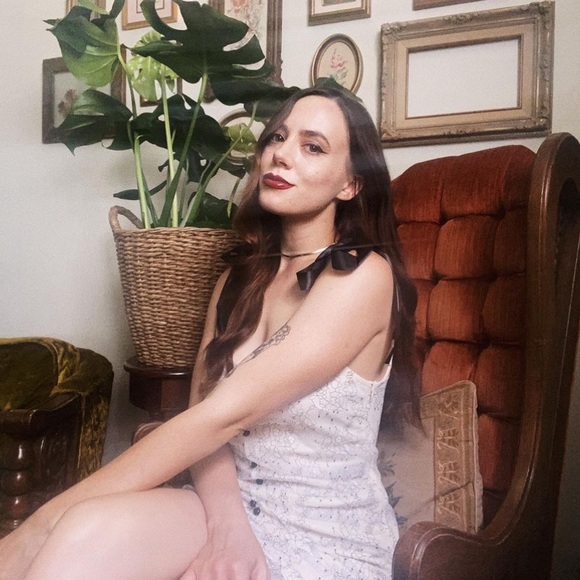 Meet your Posher, Alexis - Picture 2 of 4